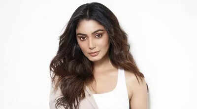 Sana Makbul lashes out at trolls for body-shaming her; says, “People are saying main moti lag rahi hoon”