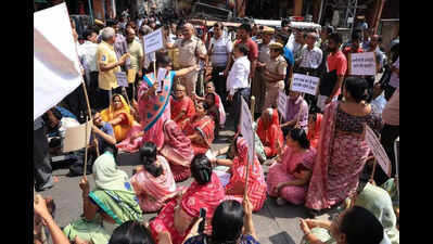 Women want liquor shop shifted, block Walled City road in protest