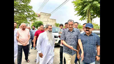 Cong, AAP candidates trade barbs on social media