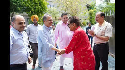 Cong, AAP candidates trade barbs on social media
