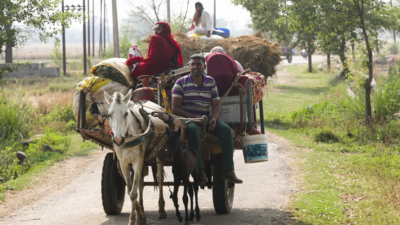 Families start evacuating women, kids and elderly from villages bordering Pakistan