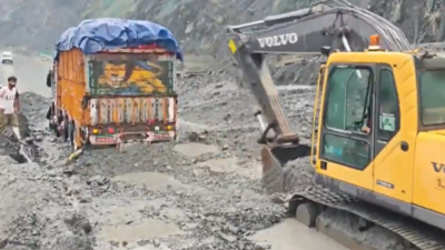 Mudslide disrupts traffic on Jammu-Srinagar highway; IMD issues yellow alert