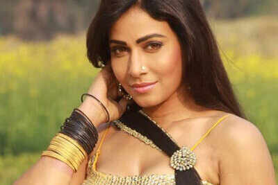 Pawan Singh and Pakhi Hegde in Pyar Mohabbat Zindabaad
