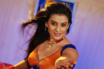 Akshara Singh turns bar girl for Pratigya 2
