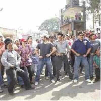Salman made everyone dance on Dabangg 2 sets