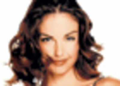 Ashley Judd designs 
 clothing line