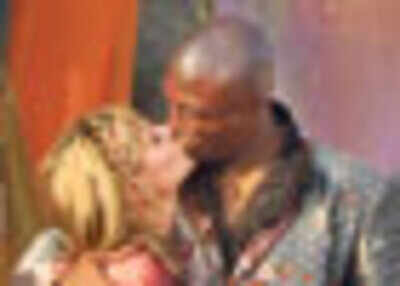 <arttitle>Heidi’s <i>shaadi</i>: Seal-ed with a kiss</arttitle>
