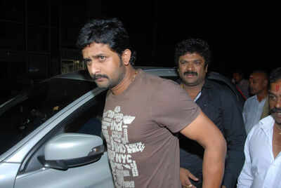 Puneeth and Kitty among stars who visit Ambareesh at Vikram Hospital, Bangalore