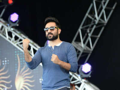 Vir Das goes back to school