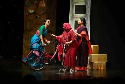 Girish Karnad and Lillete Dubey joined hands for 'Boiled Beans on Toast’ – The English Play, staged at JT PAC in Kochi