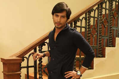 Irresponsible Zaki shows up drunk at Sahir’s fashion show on Humsafars