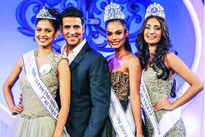 Akshay Kumar with the winners of Yamaha Fascino Miss Diva Universe 2014