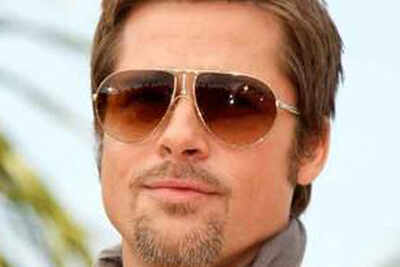 Brad Pitt sings on stage
