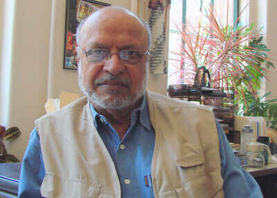 Shyam Benegal watches Hollywood film Big Eyes