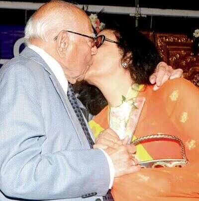 Ram Jethmalani - Leena Chandaverker's lip-lock upsets Arjumman Mughal