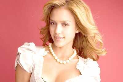 Jessica Alba debuts bob cut