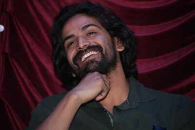 Dhananjaya turns up the charm at Raate press meet in Bengaluru