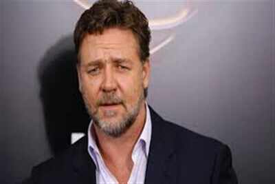 Russell Crowe kisses Elizabeth Hurley on TV show