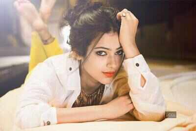 Aakanksha Singh works as a waitress