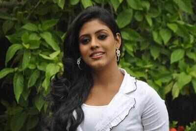 Ineya does a fight scene with Simran