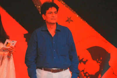 Ravindra Mahajani makes appearance in son's debut