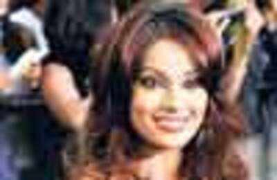 Ex-lovers Bipasha, Dino live it up!