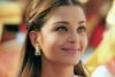 Ash saves Hrithik a date!