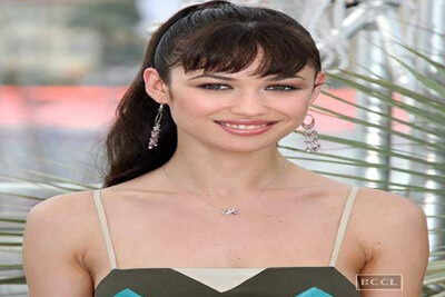 Olga Kurylenko stars in the trailer for thriller 'Momentum'