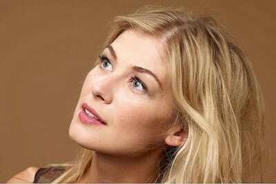 Rosamund Pike in talks to star opposite Bale in 'Hostiles'
