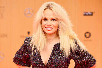 Pamela Anderson makes her way back to 'Baywatch'