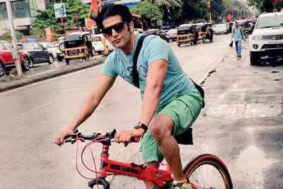 Karanvir Bohra enjoys rainy weather by cycling on the roads of Mumbai, see pic
