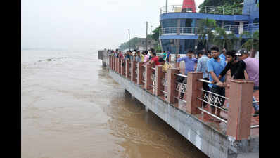 Ganga still flowing above red mark at Digha, Gandhi ghats