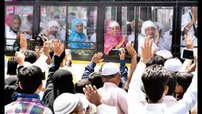 Hajis leave for Mecca