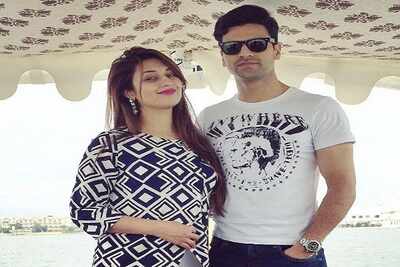 Vivek Dahiya sings 'lag ja gale' for Divyanka in a boat