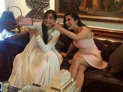 Sophie Choudry's new music single on Sonam Kapoor's app