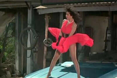 Here's some BTS gossip from Pooja Bedi's a la Monroe shot in 'Pehla Nasha'