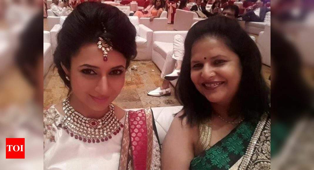 Divyanka Tripathi Shares Birthday With Her Mom Posts An Adorable Message Times Of India