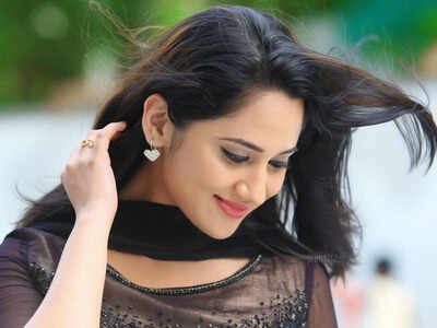 Miya plays a single woman in her 30s in I am 21