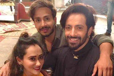 Guunjan Manaktala pays surprise visit to her husband, Vikkas on Ghulaam set