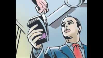 Reporters, fake cop held for extortion