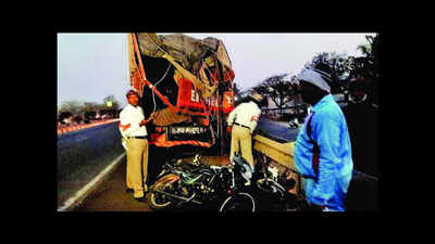 Vehicle rams truck parked on road, 6 Sangli students killed
