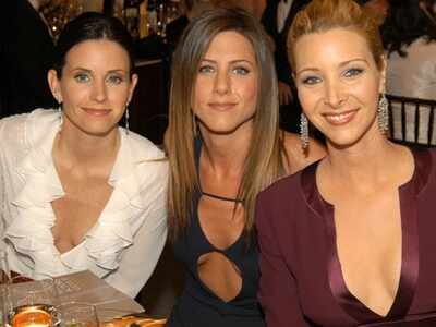 "Friends" stars Courteney Cox, Lisa Kudrow and Jennifer Aniston have a text chain