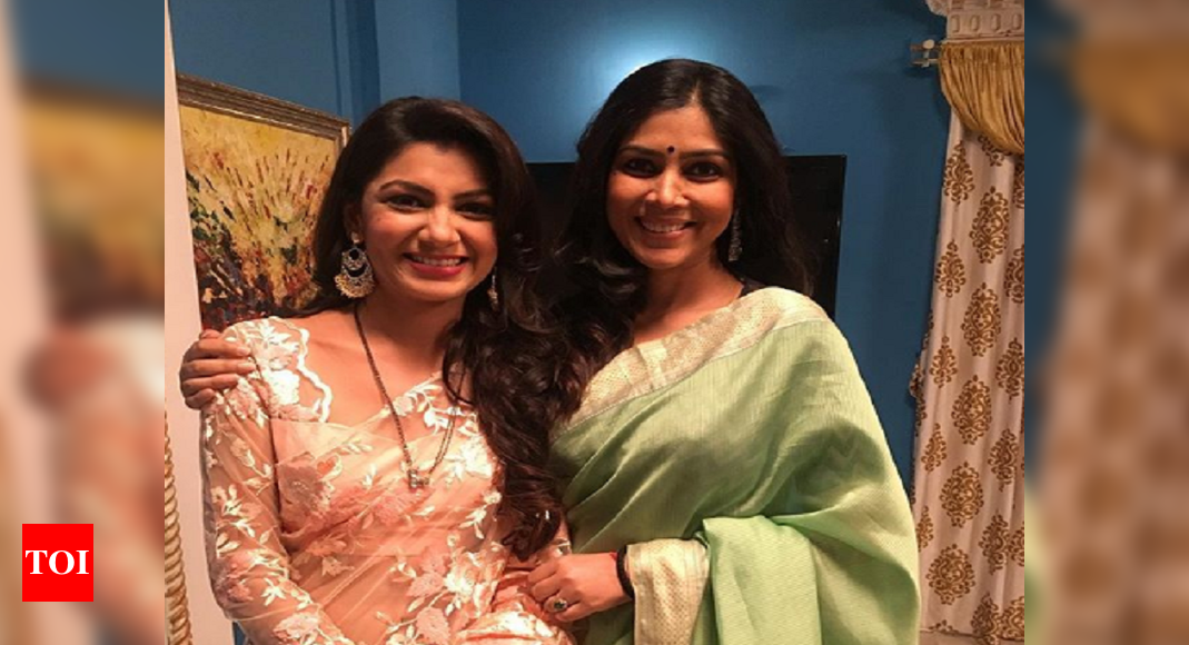 Kumkum Bhagya Actress Sriti Jha S Fan Girl Moment With Sakshi Tanwar