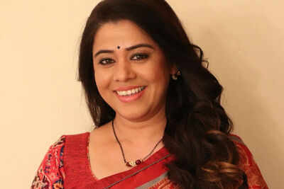 Anita Date sports a new look on Mazhya Navryachi Bayko