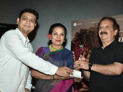 Shabana Azmi lauds 'Beyond The Clouds' director Majid Majidi, presents him an award