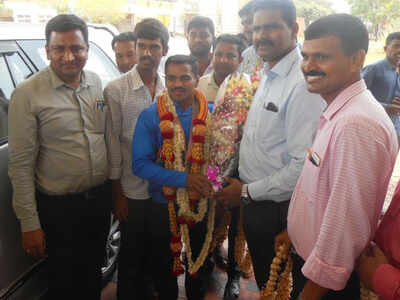 District administration fetes CWG weightlifting silver medallist Gururaja