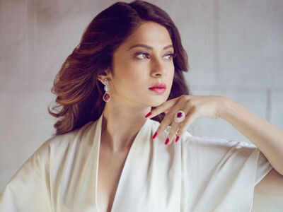 Jennifer Winget is clearly on a high, take a look at her colourful post