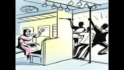 Family of thieves pinches gold chains in local trains
