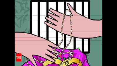 Jewellery worth Rs 8 lakh looted