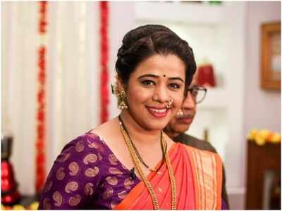 Team Mazhya Navryachi Bayko surprises birthday girl Anita Date with a letter penned by her father